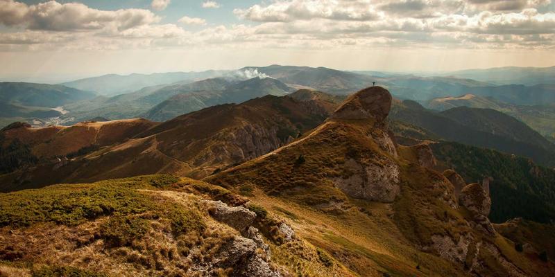 资源整合视角下的平台经济模式：如何构建多方共赢的生态系统